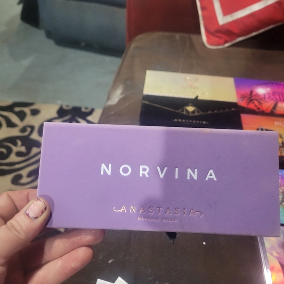 Tons of makeup - Picture 14 of 16